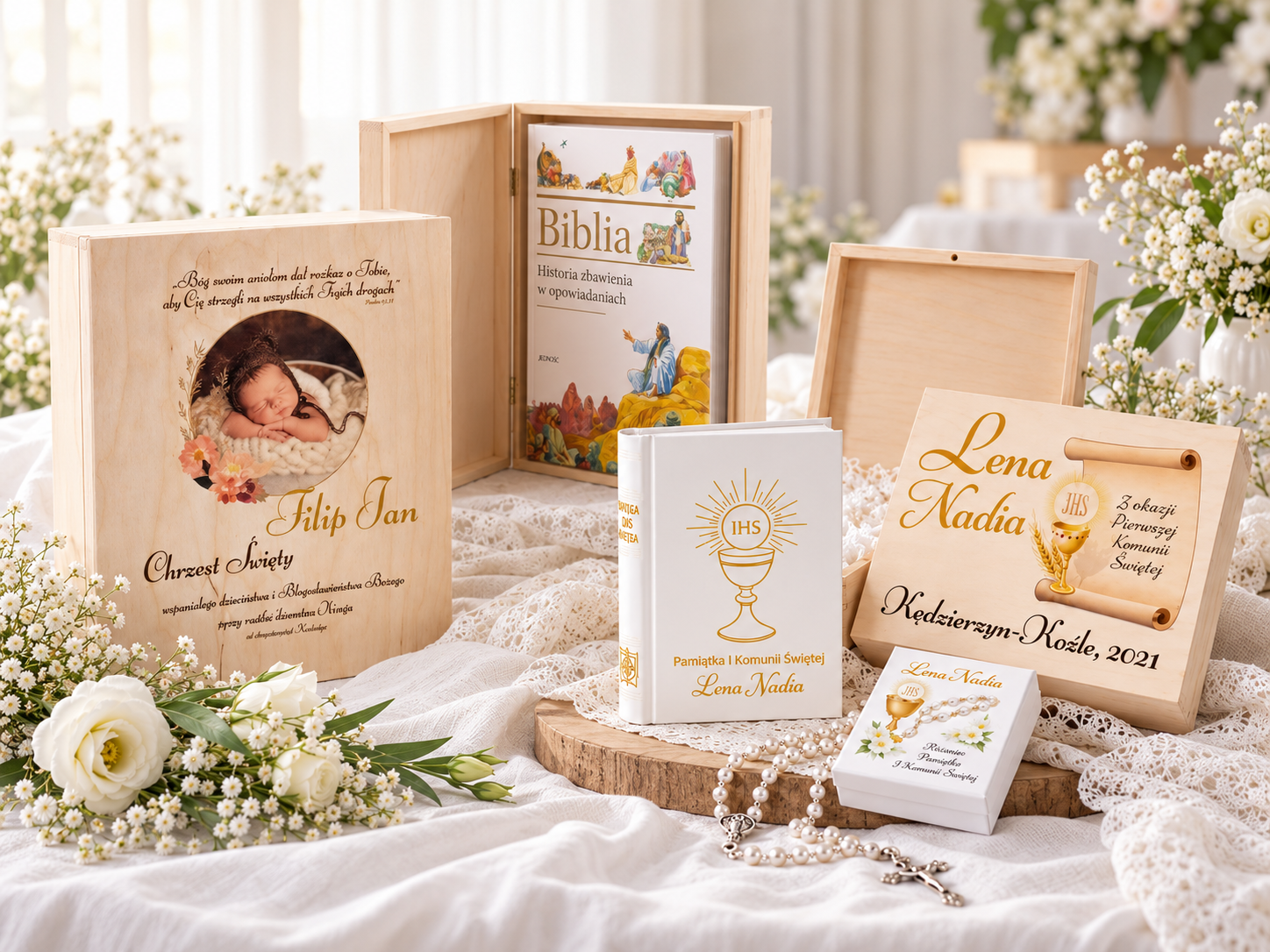 Zestawy prezentowe w pudełkach – Biblie, różańce i pamiątki religijne w eleganckich drewnianych opakowaniach